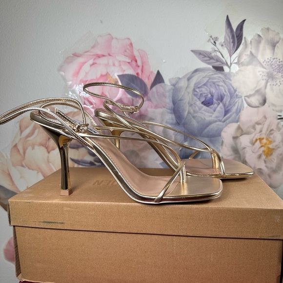 New Steve Madden Annie Heel in Champagne gold metallic strappy mid high open toe - Picture 3 of 8